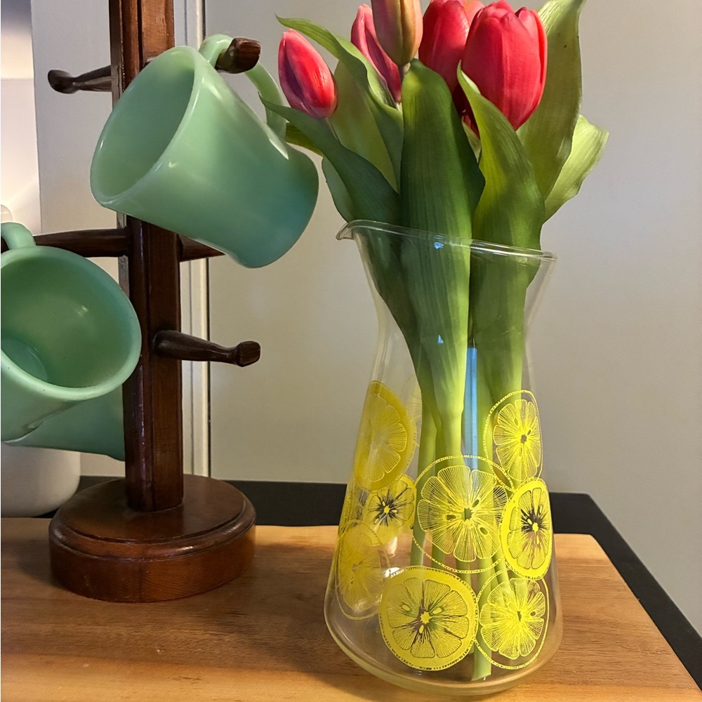 Vintage Pyrex carafe / pitcher with yellow lemons